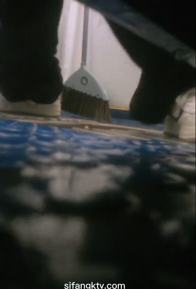 厕拍大神持高端设备横扫火车站+办公楼+饭店多位年轻漂亮小姐姐入镜阴唇外翻穴门大开太诱人了4K6