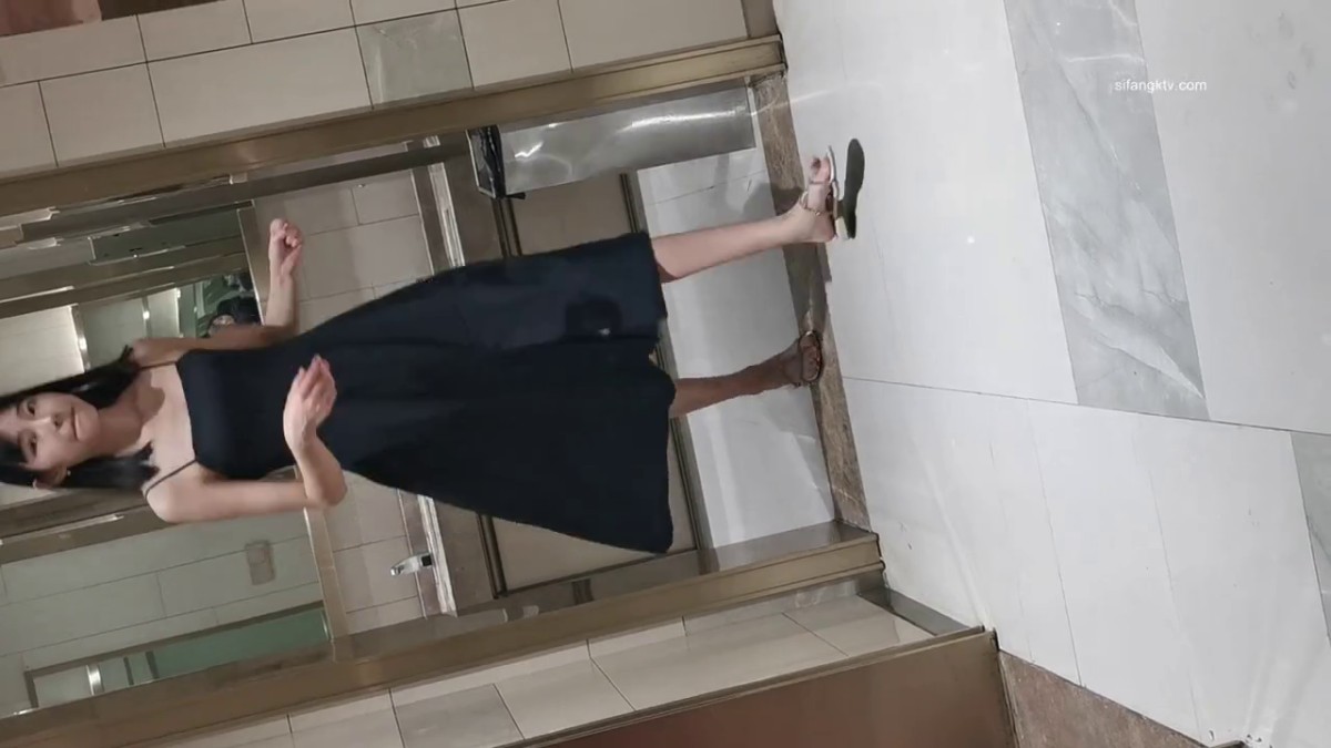 厕所盗摄 ，超极品黑裙--小美女，灿烂的脸庞，迷人的小穴，出水那一刻，看得眼睛都直了！