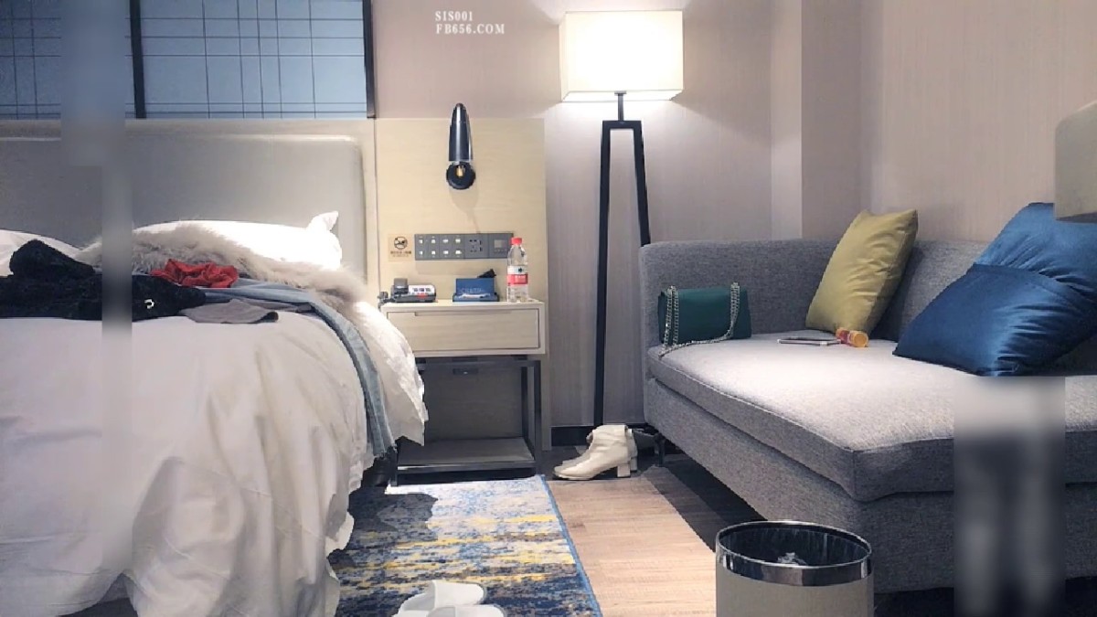 极品大长腿高挑美女约到宾馆，别看妹子瘦瘦的，奶子饱满屁股挺翘，把鸡巴舔吸搞硬整根吞没深入起伏淫叫【水印】