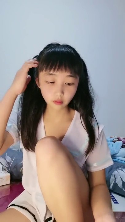 萝莉小妈回归直播，全程露脸大秀直播，身材保养的很好，揉奶抠逼还是那个骚劲，浪荡呻吟不止精彩刺激不断