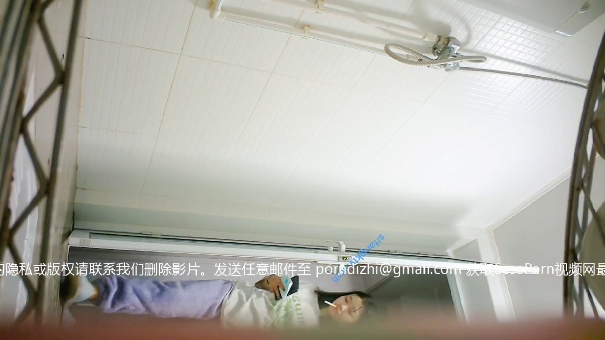 厕拍特别版！《我的室友是三朵金花》脏脏美女上厕所的时候用手在下体摸索 究竟在探索什么呢