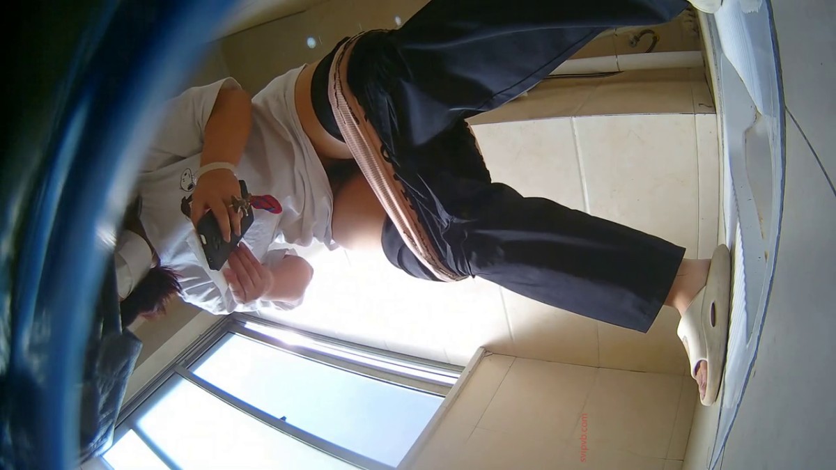 《硬核 品》牛逼坑神广角高端4K设备偸拍全是年轻小姐姐的公共蹲厕亮点多多擦完BB的纸还擦拭手机屏这味都飘出来了7(new)