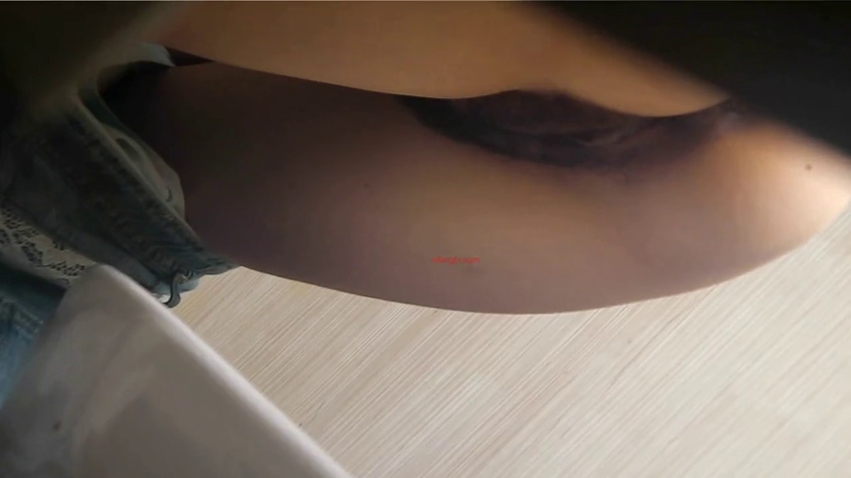 大神潜入商场女厕 一下子进来多位漂亮的小姐姐 都不知道拍哪个好了