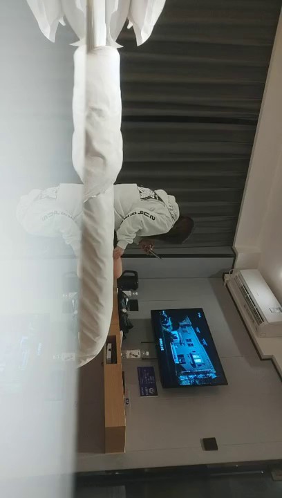 2022.1.13，【麻辣王子】，泡良大神，今夜新人，19岁小姐姐，一对纯天然大胸必须好评，青春胴体，抠抠插插视觉盛宴