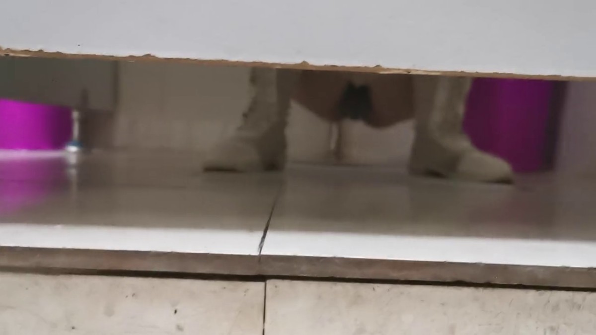 厕所盗摄 ，挺性感的少妇，拍了人家的逼，出来还要问人家厕所在哪里，豹子胆真大呀