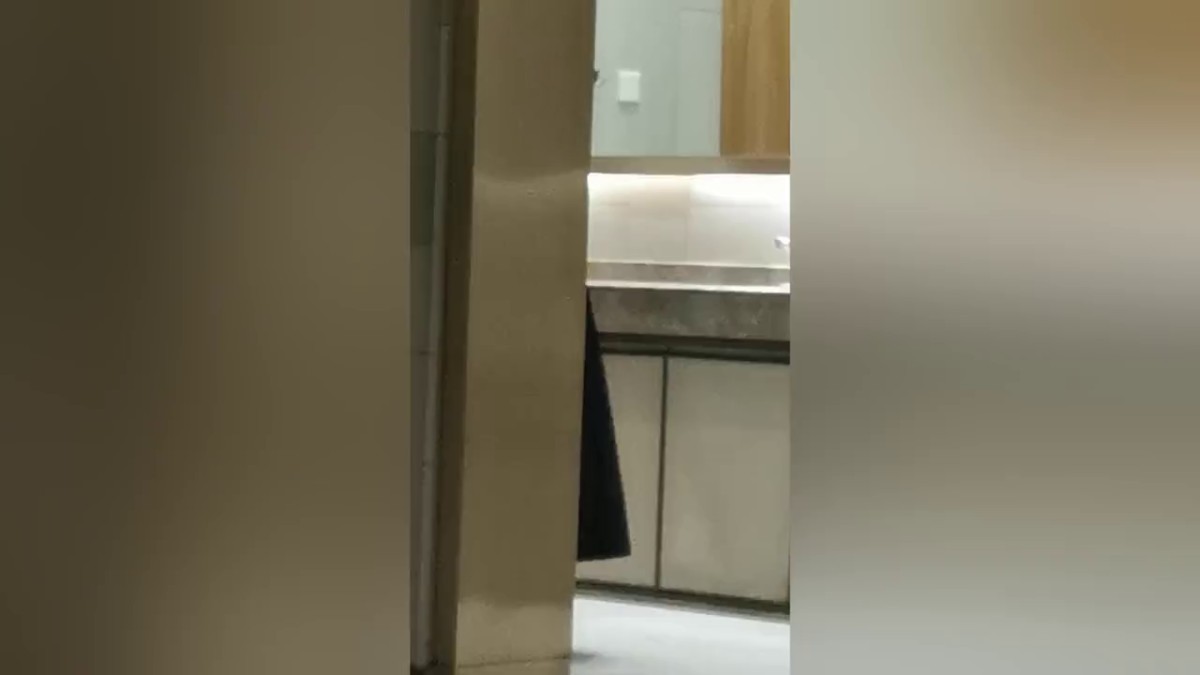 厕所盗摄 ，一次拍两，JK双女，下面都很干净，洁白，尿液也清澈