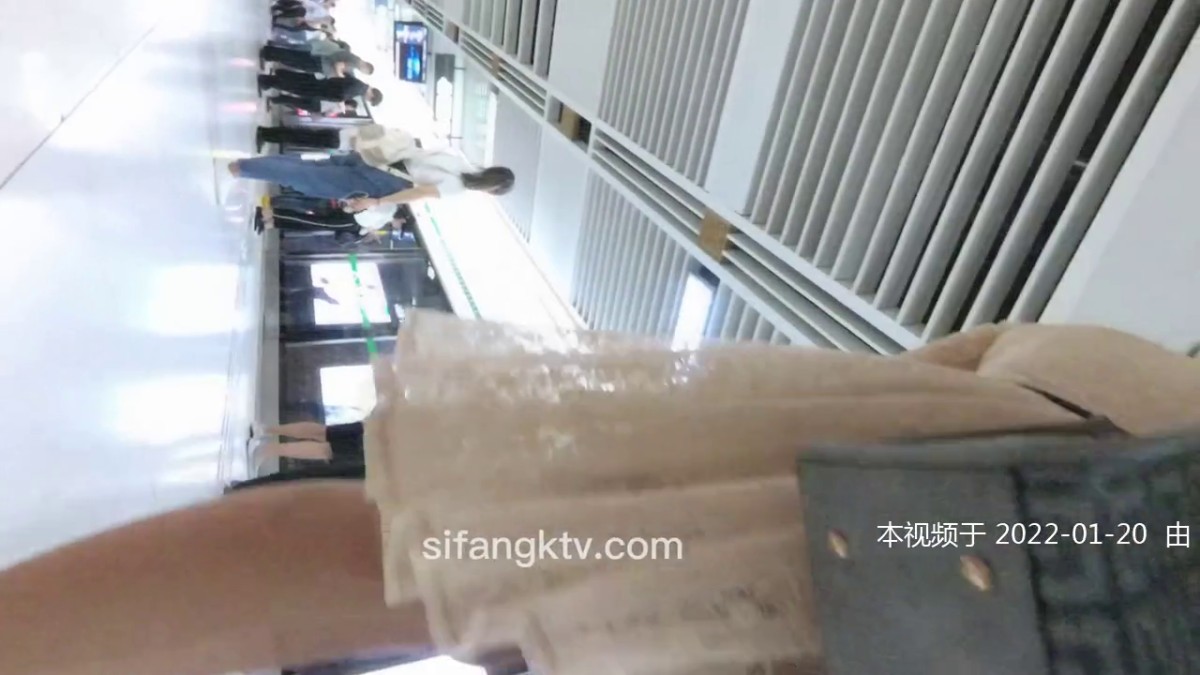 某站VIP资源CD大神游走机场地铁商场专挑漂亮有气质穿裙子美女下手各种蕾丝T裤超性感2