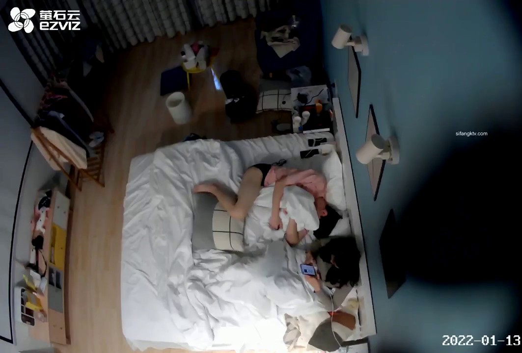 2022-1-14最新流出萤石云酒店偷拍学生情侣放假开房开房性欲爆发涂润滑剂、口交，六九，式后入、坐莲