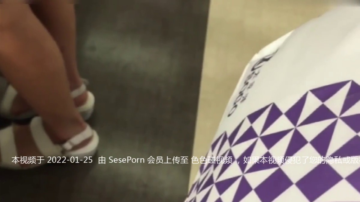 【无内抄底】精选国内外无内抄底 个个都是不穿内内就出门的主 毛毛照的一清二楚22V 抄底骨感包臀裙气质超棒美女,大惊喜居然没穿内裤