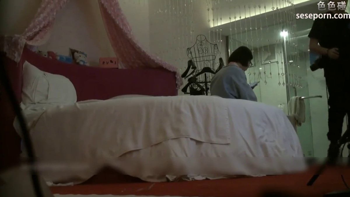 无良摄影师协同女助理暗藏摄像头TP女大学生兼职模特拍广告洗澡换内衣渣男还说非常好我很期待我们下次的合作