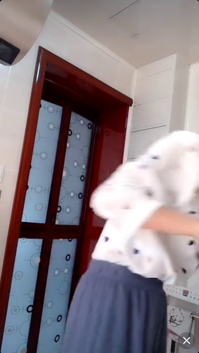 抖音上的精彩走光瞬间第二部，少女少妇熟女都有，最爱那低头一瞬间的美丽闪现，不管无意还是刻意，音浪和流量都已到手