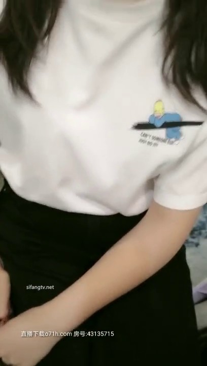 还在读大学的极品甜美清纯妹子，奶子刚发育好，被校园网贷高利贷所逼，大叔甩出8打现金，目测过万 妹子开心地数着，后被狠操