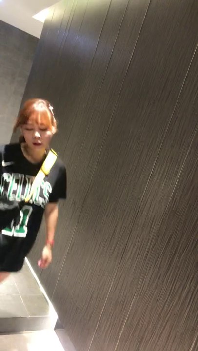 《魔手 外购》牛逼大神某市万达广场商圈横扫各楼层公共女厕偸拍好多漂亮气质小姐姐方便出来还拍脸原版无水4K画质6