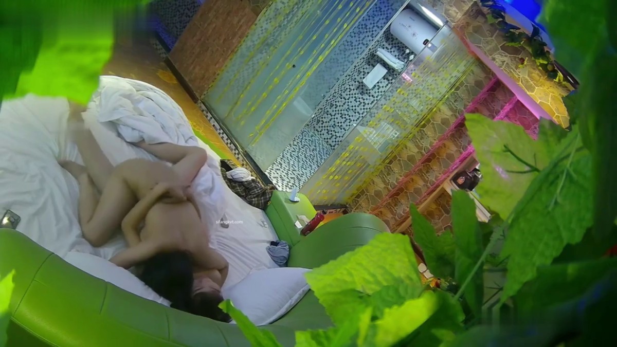 全程很真实，主题酒店偸拍一对大学生情侣开房激情造爱，妹子身材极品奶子大呻吟声刺激，从头干到尾无尿点.