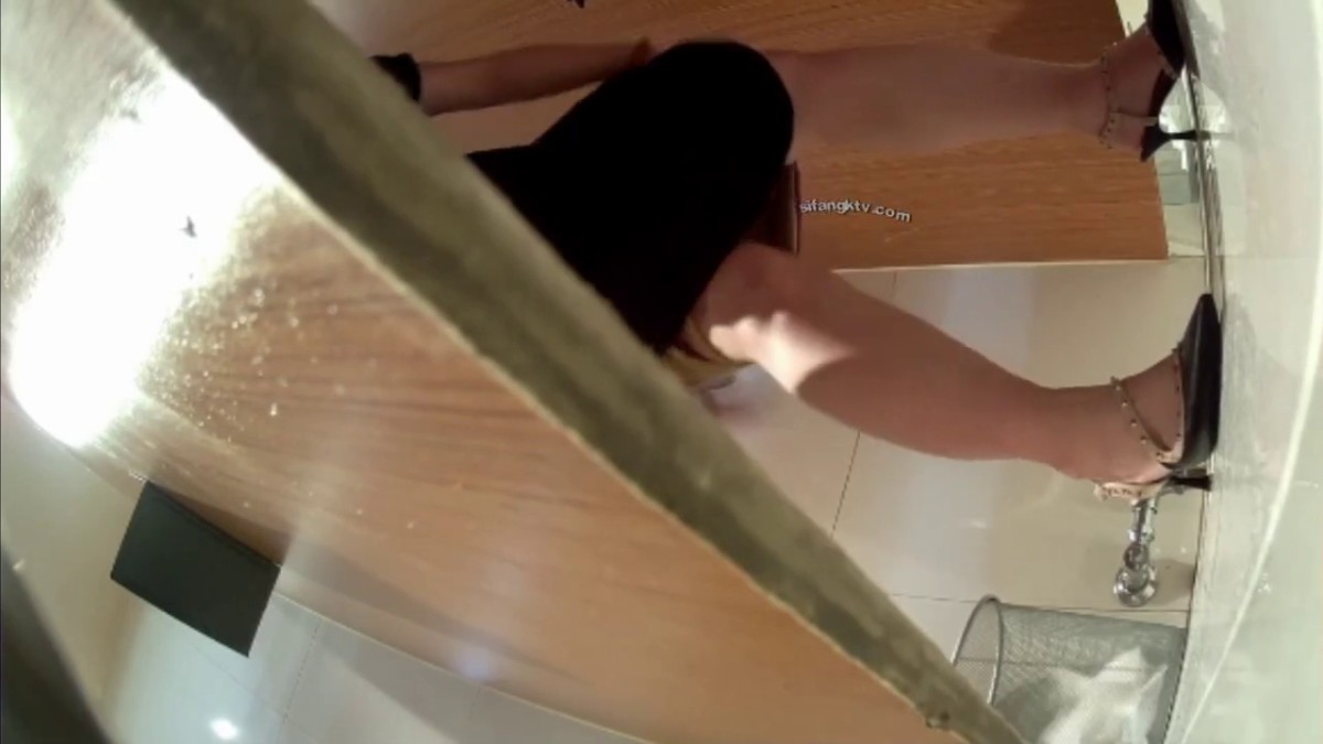 《硬核魔手 外购》国内某商场餐饮连锁店公共女厕定点偸拍多位都市小姐姐大小便2K画质完整版3