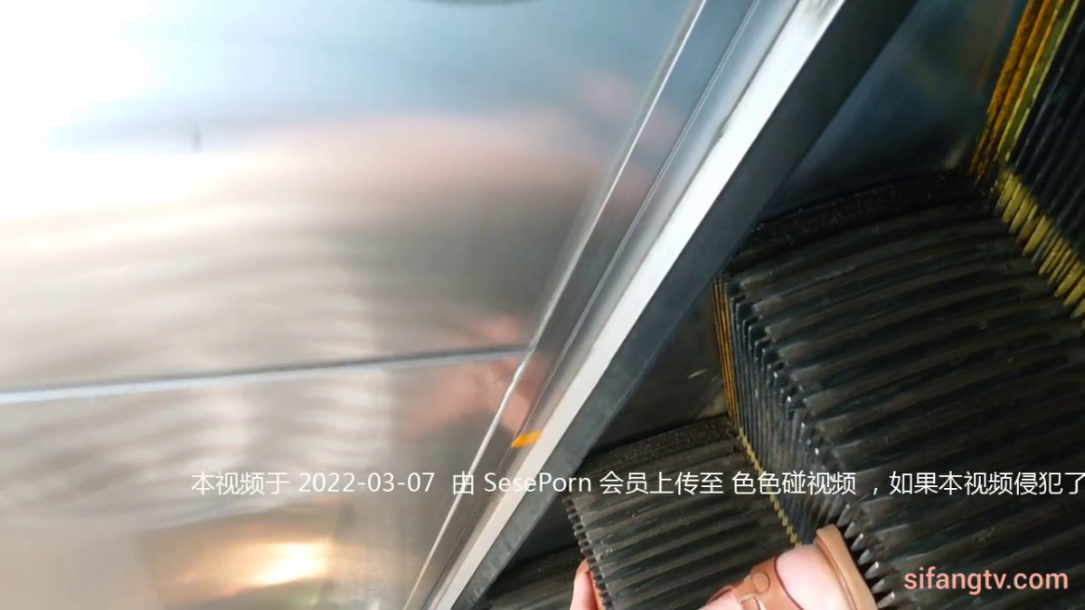 超市地铁TP各种气质漂亮小姐姐性感裙内不穿内裤露B丁字裤夹屁沟在我们日常生活中隐藏了好多骚妹 (16)