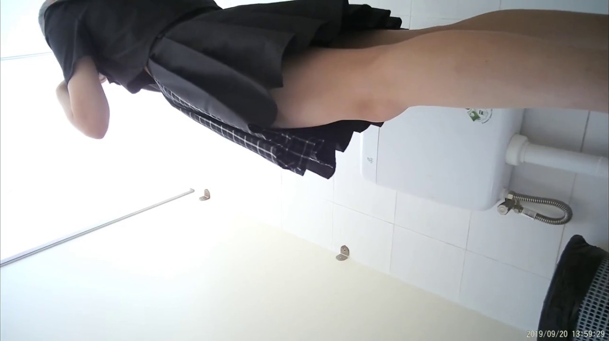 高价购入厕拍大神潜入电子厂女厕前后全景偷拍美女尿尿 [4K画质高清无水原档]破洞牛仔裤美女耐克鞋二次入镜