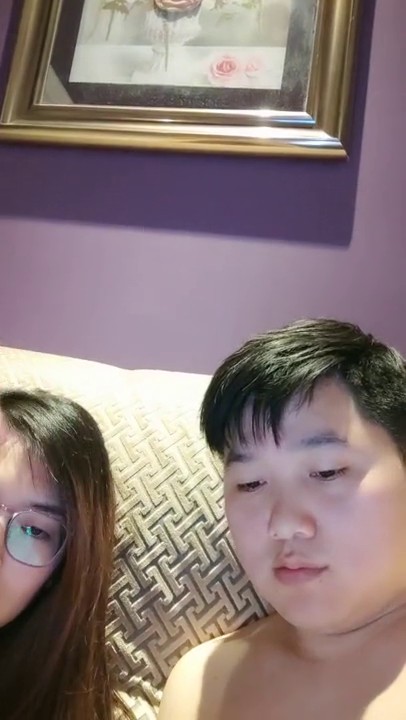 年轻小伙跟她的风骚女友镜头前啪啪直播给狼友看，清纯颜值带个眼镜让小哥吃奶，口交大鸡巴，压在身下爆草