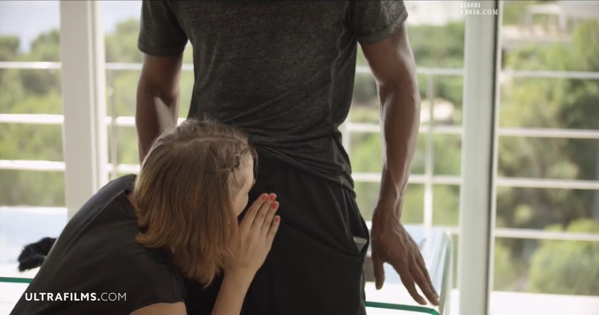 大长腿性感小姐姐购买情趣用品发骚抠逼，快递员看到后走进屋抱住她就亲吻揉搓，呻吟连连抽送猛顶爽啊