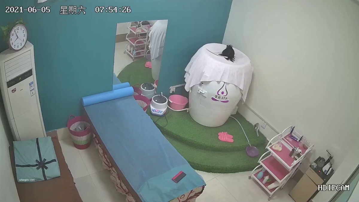 黑客破解美容院监控偷拍 全裸做SPA的少妇
