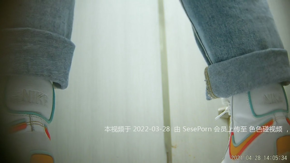 最新流出商场女厕偷拍 四位漂亮的美女少妇1