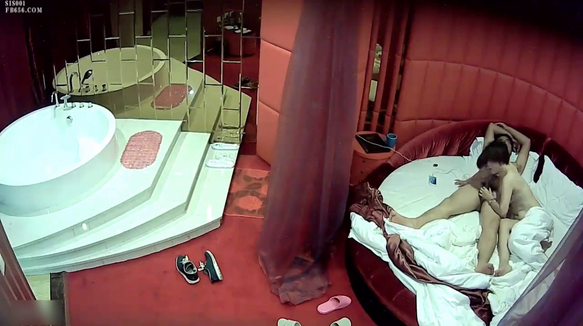 把黑衣少妇约到情趣酒店，有气质有身材，白皙肉体浓密逼毛少妇欲望强烈不停挑逗鸡巴骑上去吞吐搞穴【水印】