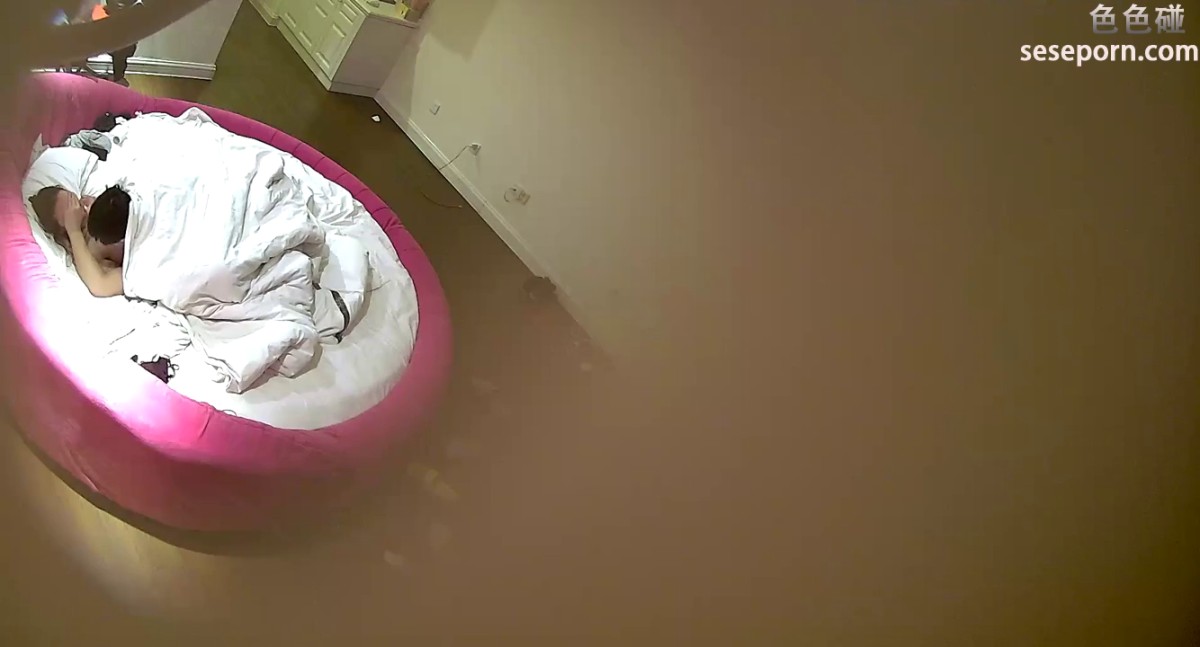 精品小旅馆情趣大圆床TP小伙和逼毛很茂盛淫骚眼镜妹搞完摆浦斯自拍