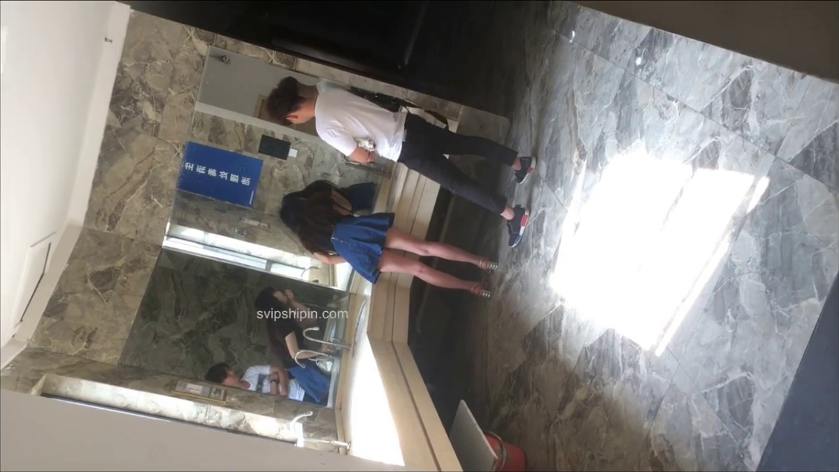 商场女厕偷拍大哥的女人 上个厕所还有小弟伺候着