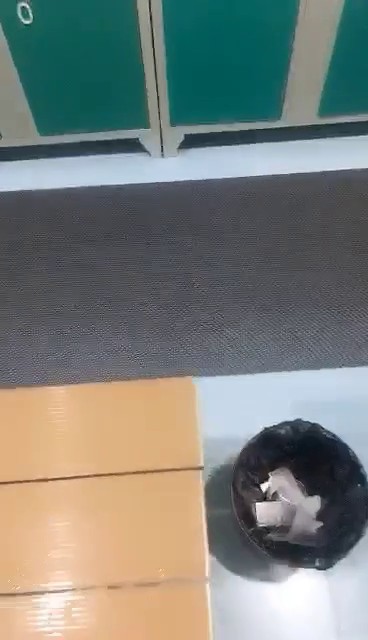 【直播偷拍】那些坑爹女主播潜入更衣室 澡堂偷拍直播1 (2)