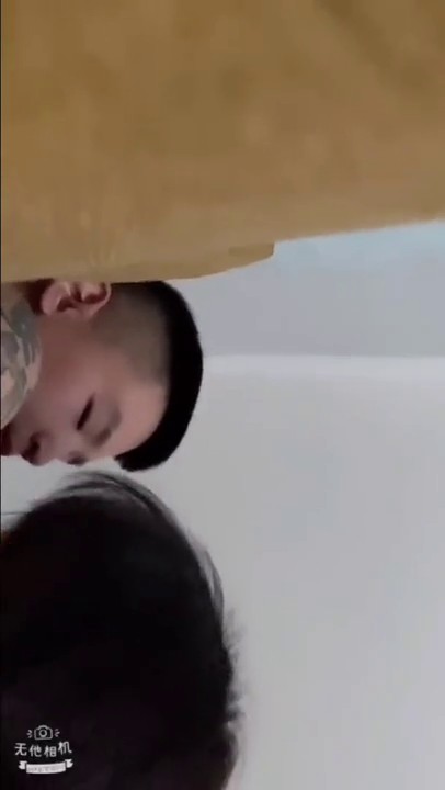 清纯Ts小优 ：手臂纹身壮男，纹身挺凶，但人却很安静，交了钱就开始摸胸，摸妖棒，被妖妖口爆真的嗨爆。第五部