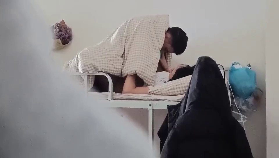 女的跑去男生宿舍，二话不说直接开干，全然不顾宿舍还有两个男舍友[无水原版]