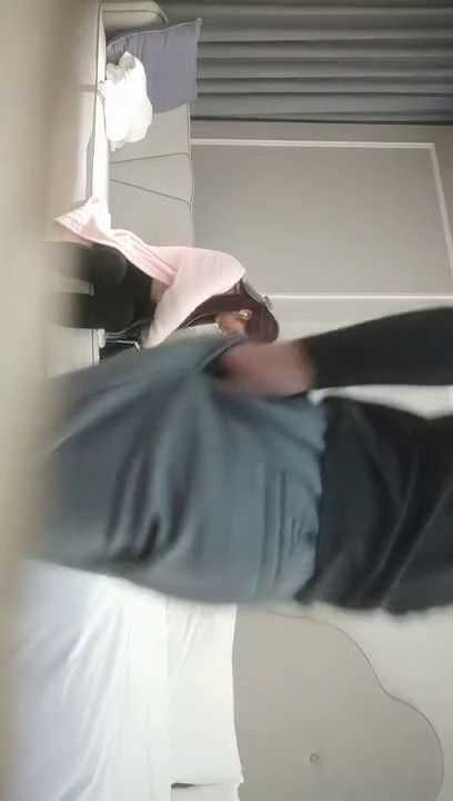 【無水印原版---超清新片速遞】2022.1.23，【开发探索】，2800网约外围，阴毛好多，一舔逼爽得乱耸