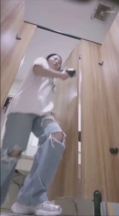 十月新流出 私房大神极品收藏 商场女厕全景后拍系列 高跟制服女销售逼夹得紧紧的貌似个处女