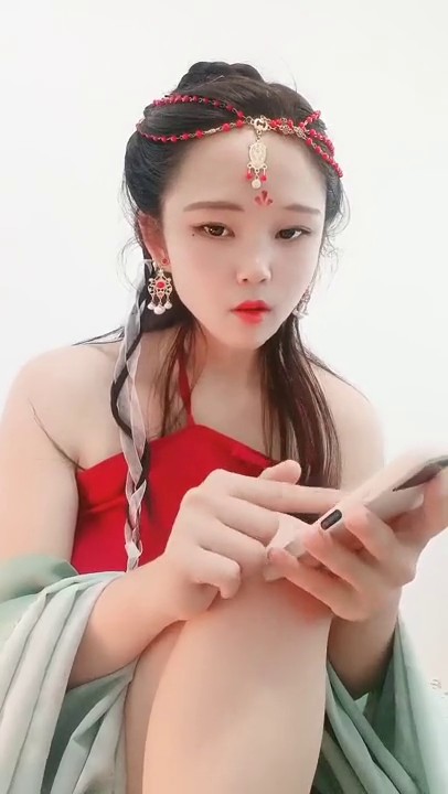 单亲妈妈-媚儿不清纯 ：今天的鲜奶你们想喝吗，挤奶当早餐喝，母乳滋润阴道，三洞齐开，肛门插得好舒服，叫声淫荡