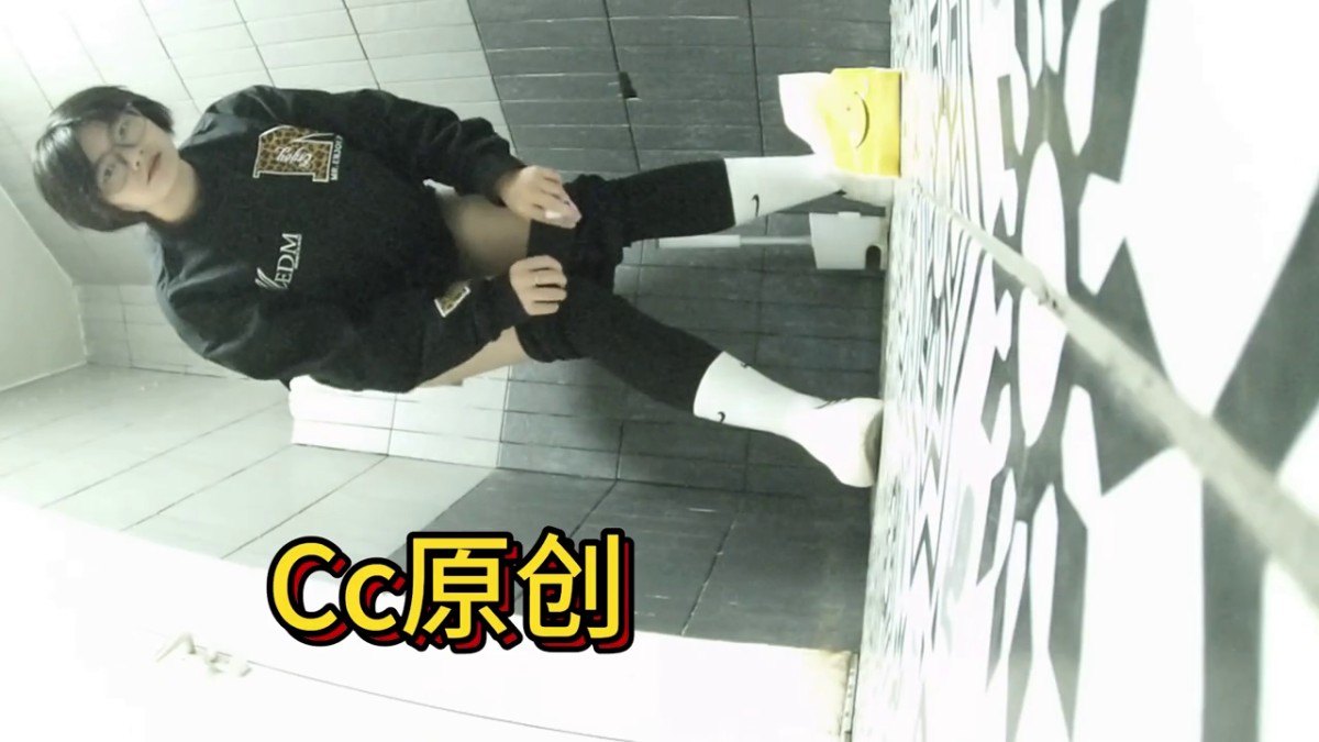 快餐店女厕全景偷拍几位美女食客和几位美女服务员4