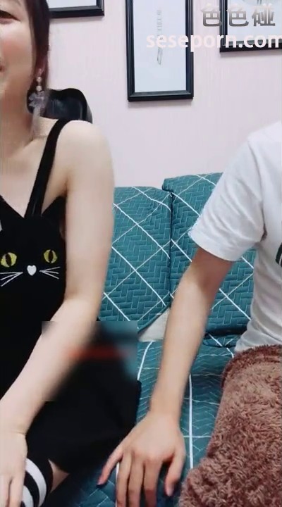 剧情演绎外表清纯可爱美女下班回家天气很冷钥匙忘带暂时到邻居单男家休息聊天挑逗客厅沙发上打炮对白精彩