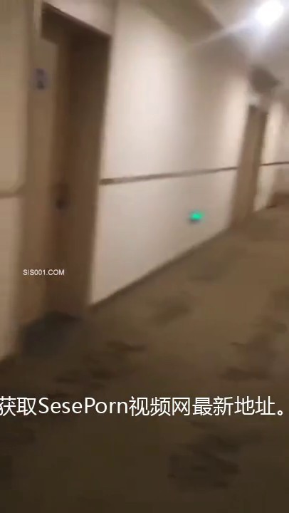 淫妻 这个刺激 单男抱着老婆就要到宾馆走廊 羞怕的老婆腿发抖说有监控 绿帽多希望有人出现在走廊看着单男操老婆