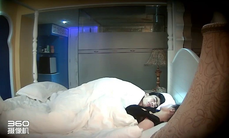 360监控偷拍 小情侣酒店开房打炮 男的5分钟不到就缴枪了 女的一脸不满足