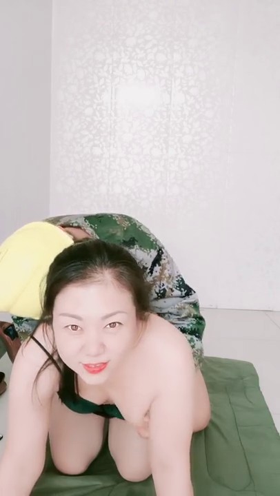 淫娃欲姐4.12  美少妇勾引修水工 大叔帮忙扶着竟然发现女子没穿内裤 手指一顿扣 反被女子榨射三次 精液都榨干了1