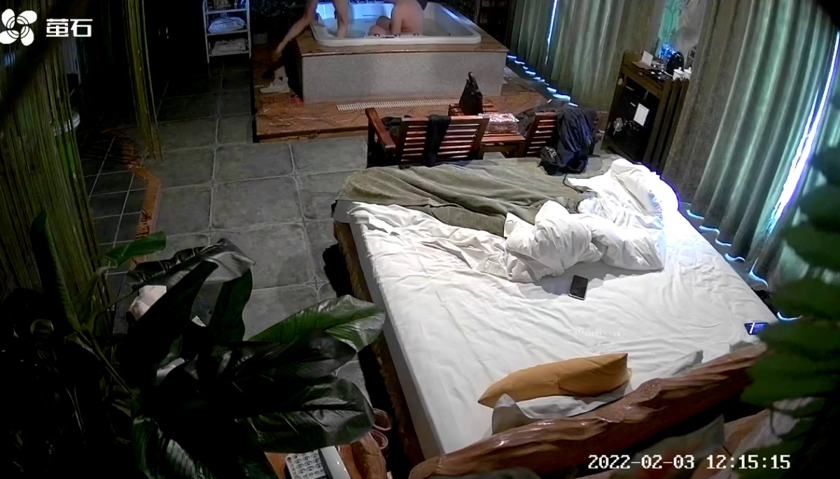 《最新2022萤石酒店 破解》直观欣赏各种帅男靓女干柴烈火激情造爱除了玩手机剩下就是打炮一对比一对激情4