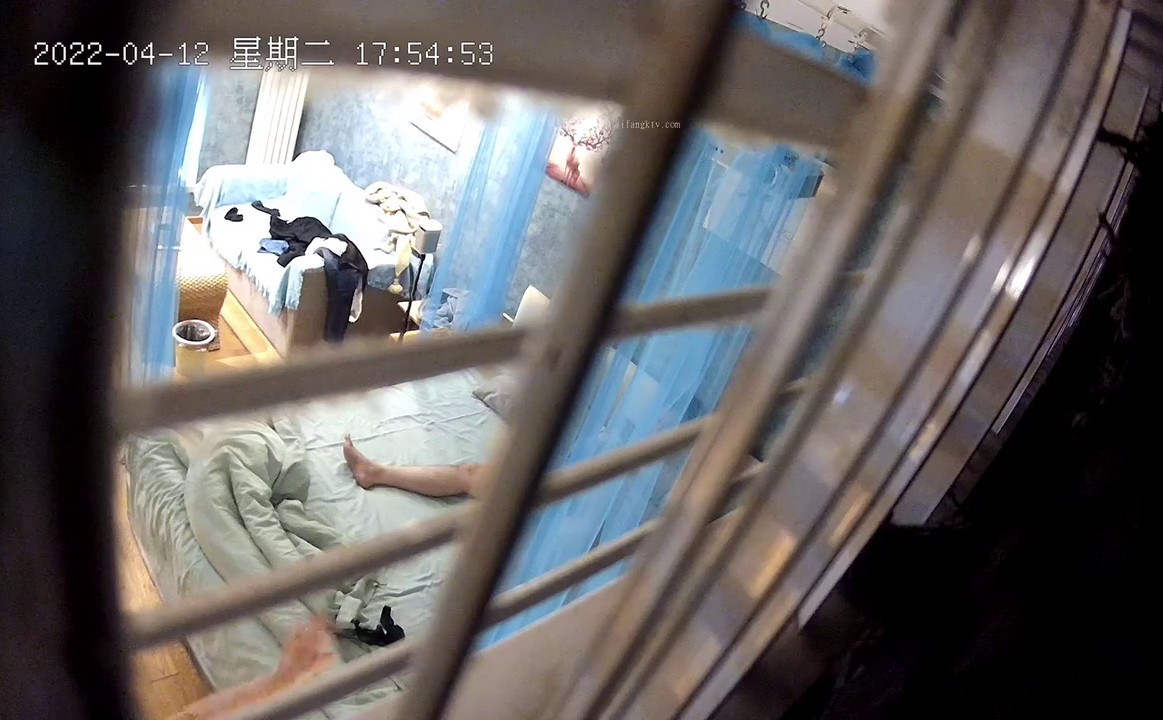 2022.4_11--13新流出360酒店摄像头偷拍 情趣舔脚 SM捆绑皮鞭拍打字母调教极品学妹 (2)