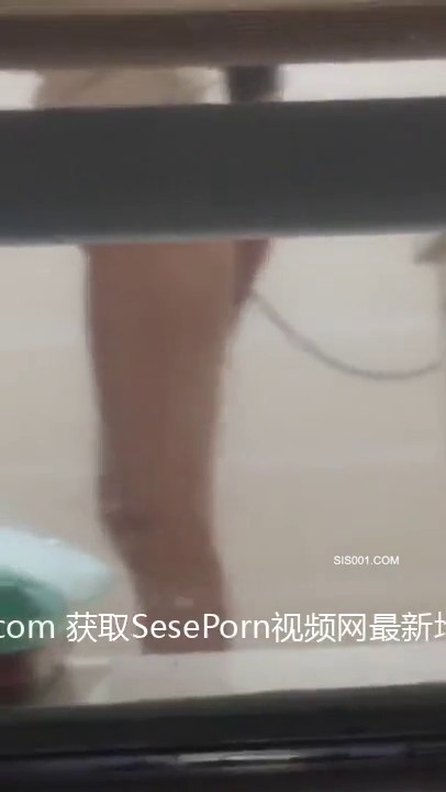 真实偷窥妈妈睡觉前光屁屁洗逼逼 洗脚洗脸 妈妈洗的好认真 洗香香晚上是不是要跟老爸爱爱