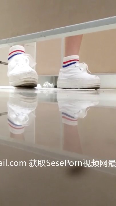 商场女厕偷拍 漂亮的小 红帽非常好看的一线馒头B