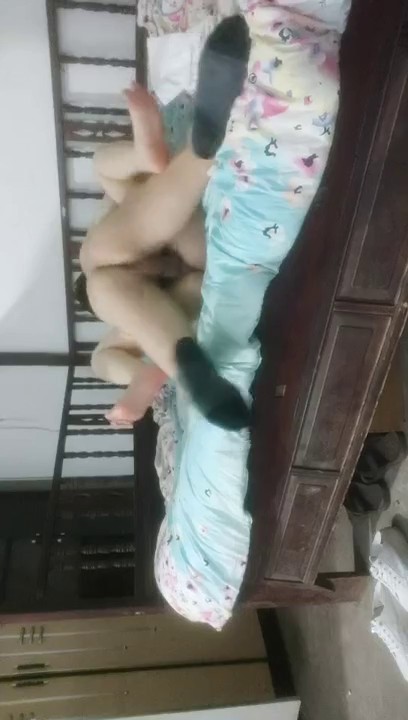 2022-4-25【持无套内射】傍晚小巷找站街女，好几个小姐姐选了个，跟着到小房间，脱下短裤等待插入