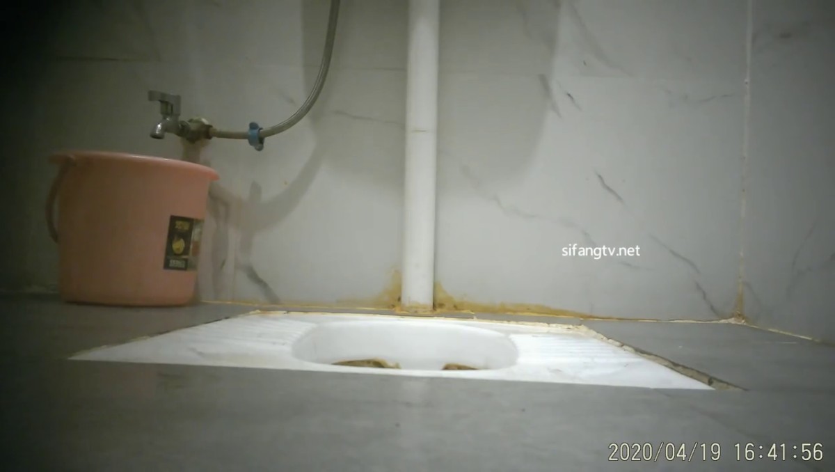 4月流出国内某商场女厕固定式摄像头偷拍精选气质长裙妹子，条纹鞋少妇的嫩逼