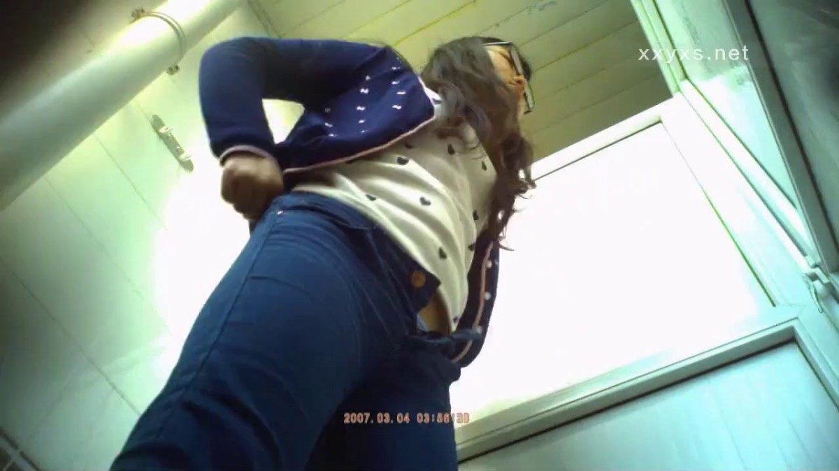 【远古经典】某大学校园厕拍4镜头固定拍摄 高颜值高身材第三季10V3