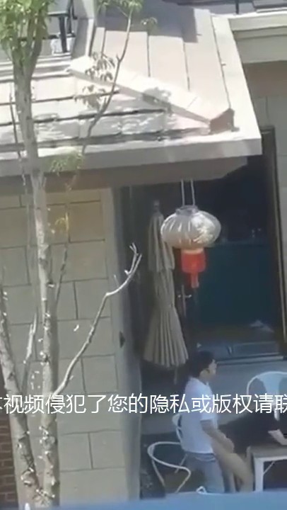 邻居大哥今天心情不错 拿个凳子 来到院子 跟媳妇给我上演了一场春宫戏