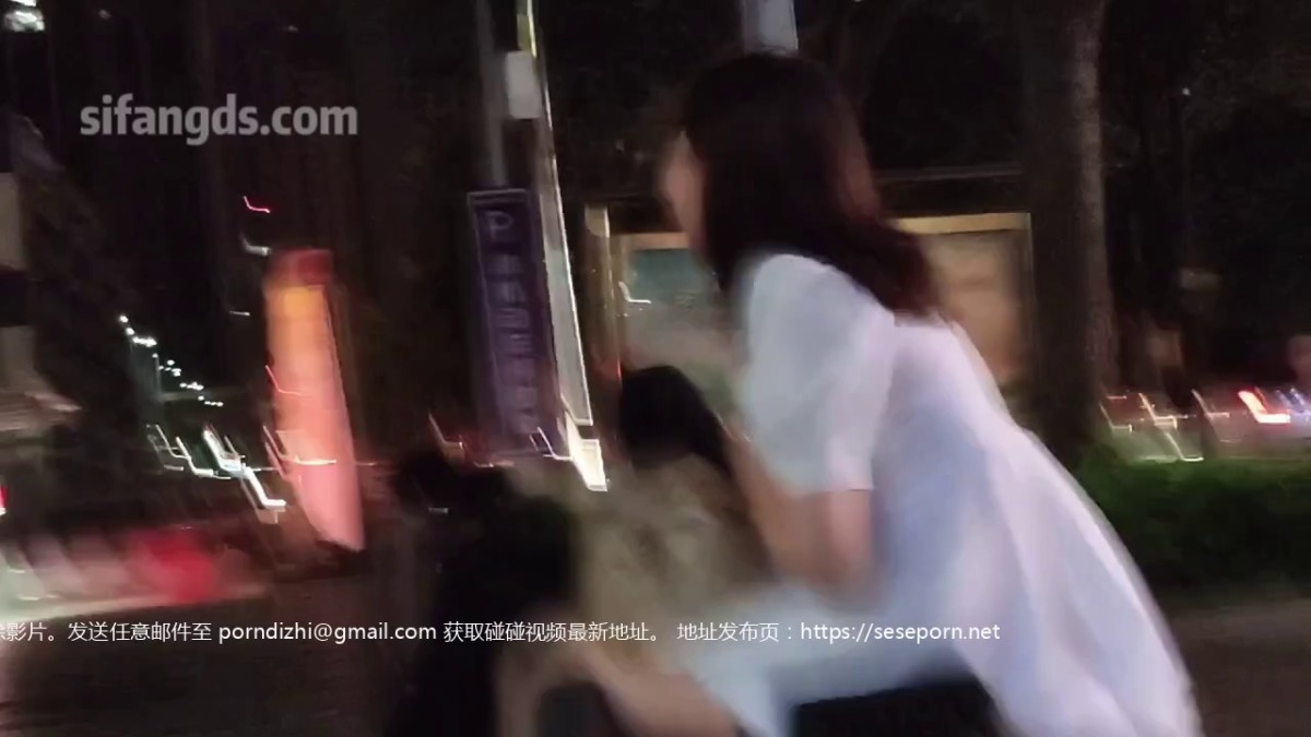 苗条性感的华裔美女为了2000元挑战老外超粗大的鸡巴,不能完全插进去干的美女快哭了,强忍着被操完！