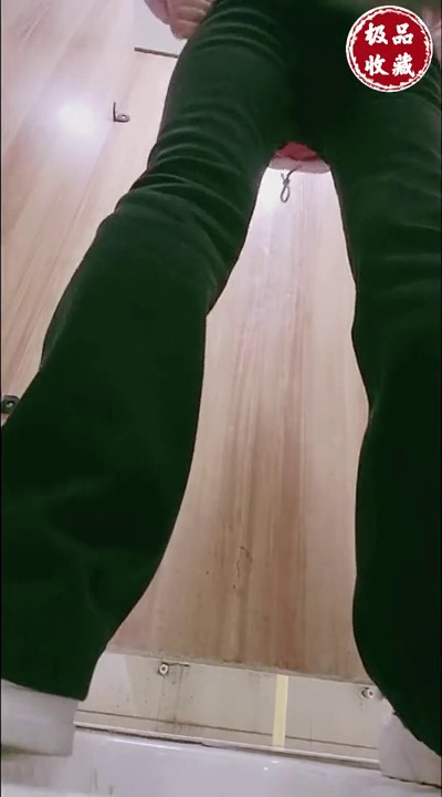 三月最新私房大神极品收藏 商场女厕后拍气质贵妇学生妹 闪亮美甲掰开蝴蝶