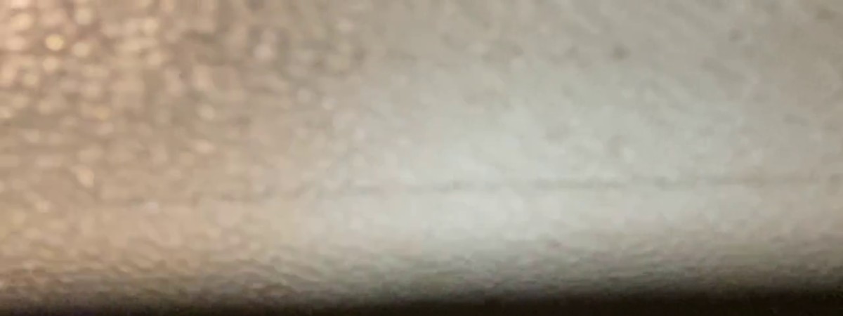 发现个绝佳位置夜晚冒着风险窗户缝中偸拍邻居艺校上学的小美女胸部发育的真好阴毛性感诱人